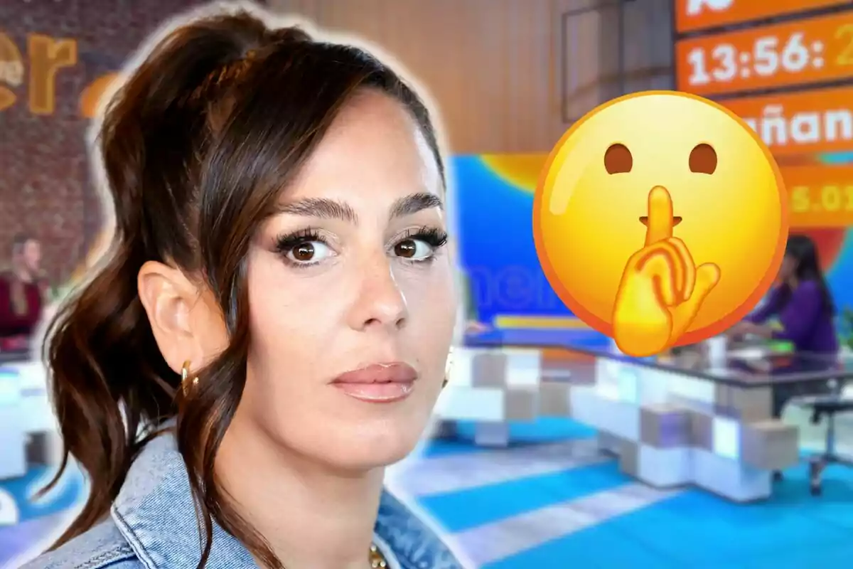 Anabel Pantoja con expresión seria en un estudio de televisión con un emoji de silencio superpuesto.