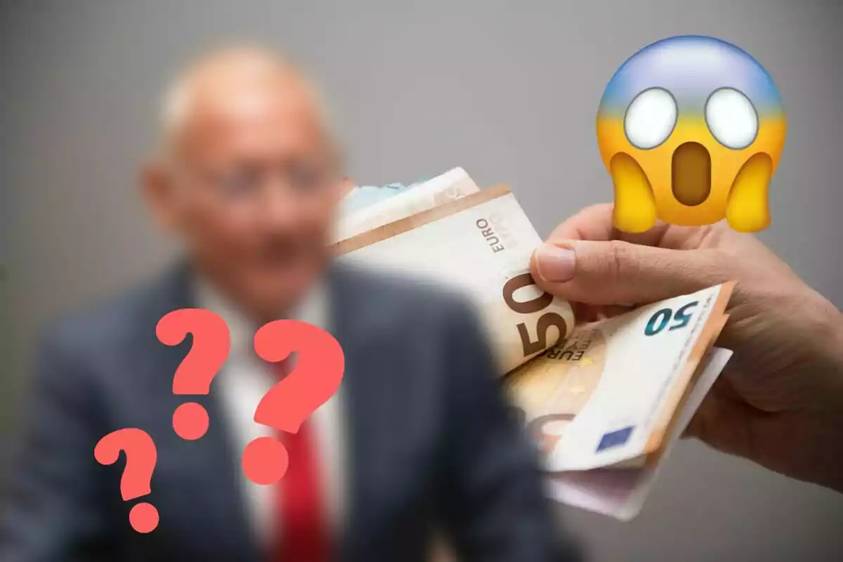 Una persona desenfocada en vestit amb signes d?interrogació i una mà sostenint bitllets d?euro al costat d?un emoji sorprès.