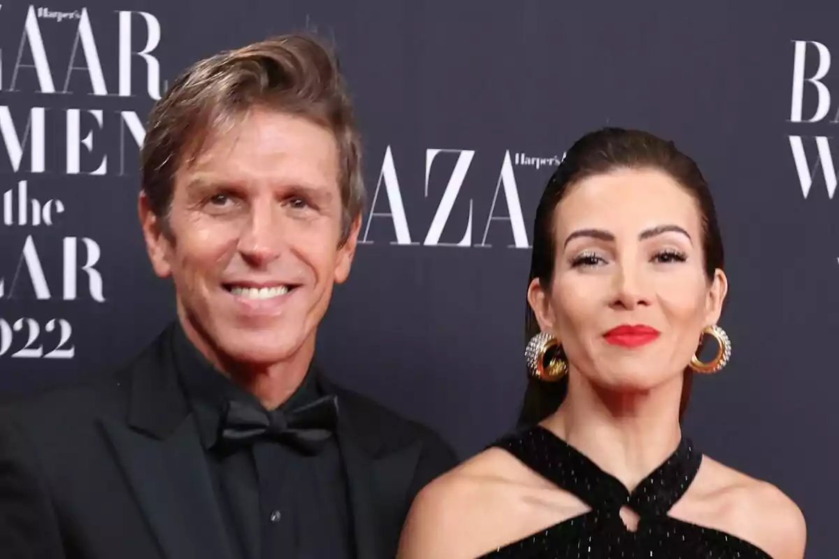 Manuel Díaz i Virginia Troconis posant en un esdeveniment de gala amb fons de la revista Harper's Bazaar.