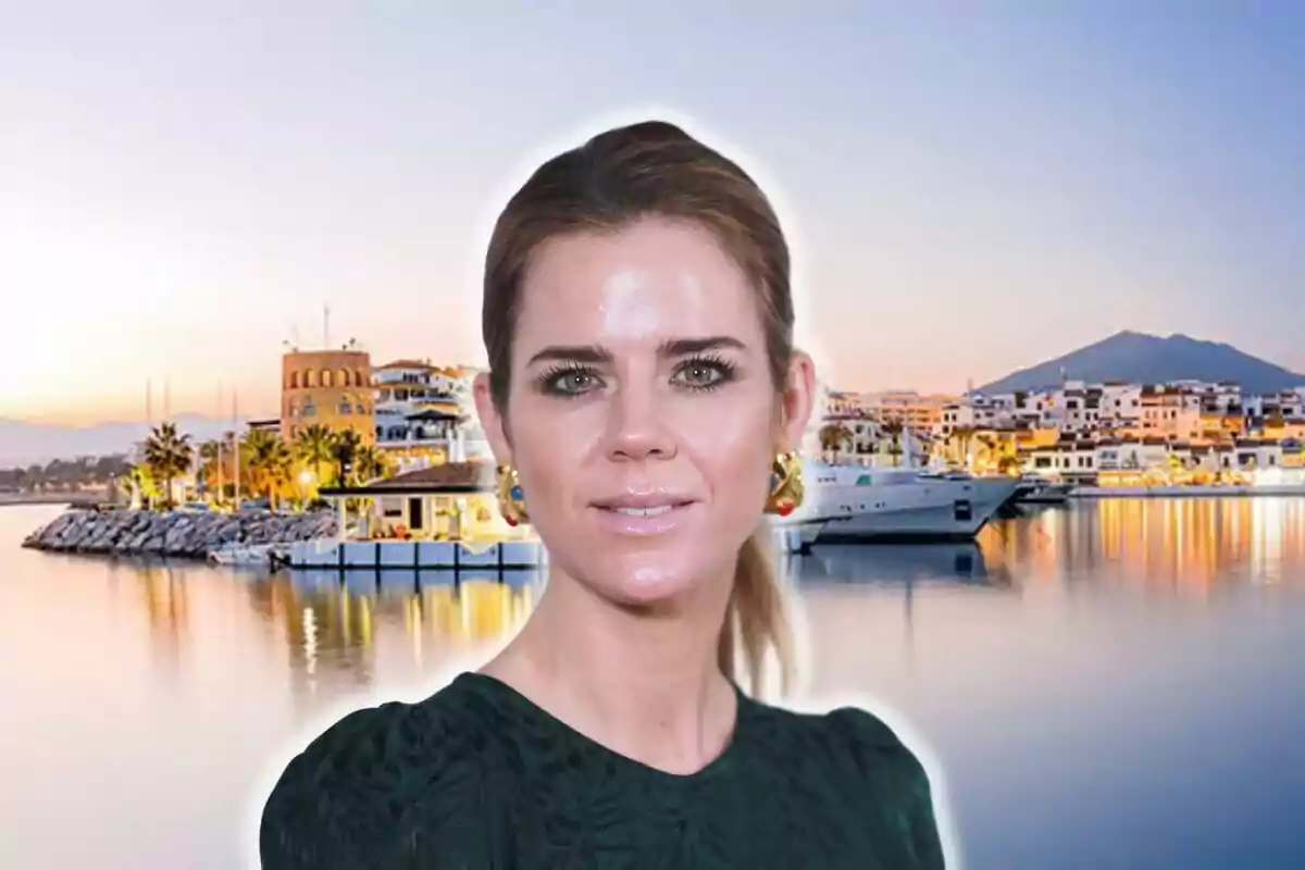 Amelia Bono amb cabells recollits i pendents daurats davant d'un port cap al tard.