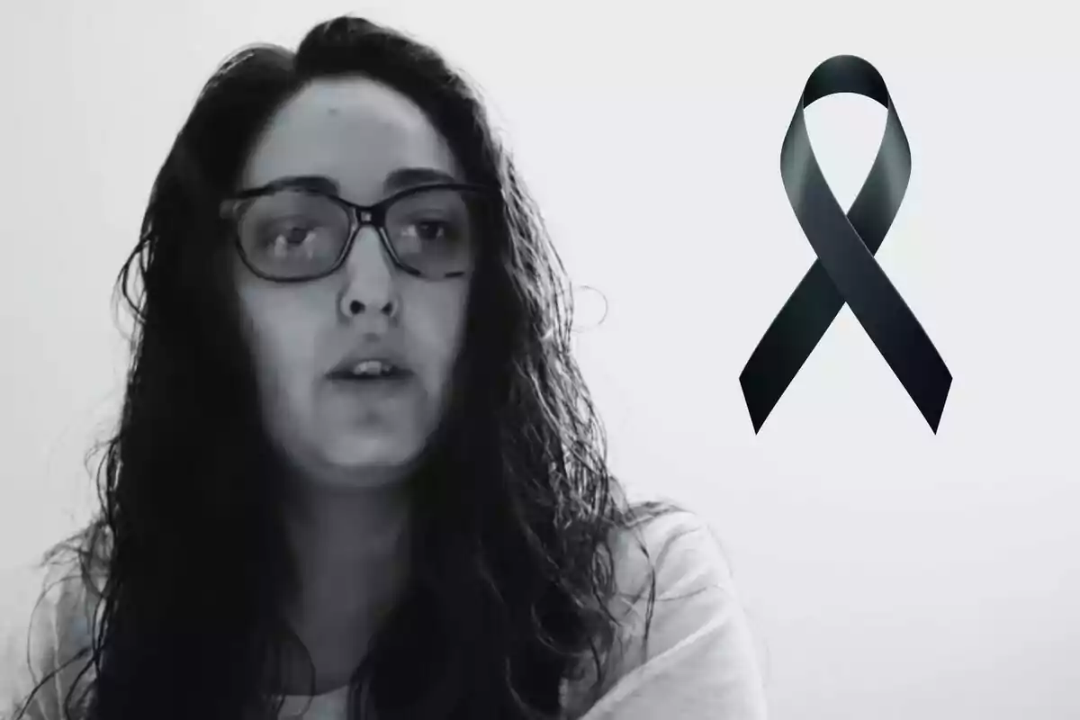 María Belén Cortés Flores apareix en una imatge en blanc i negre al costat d'un llaç negre.