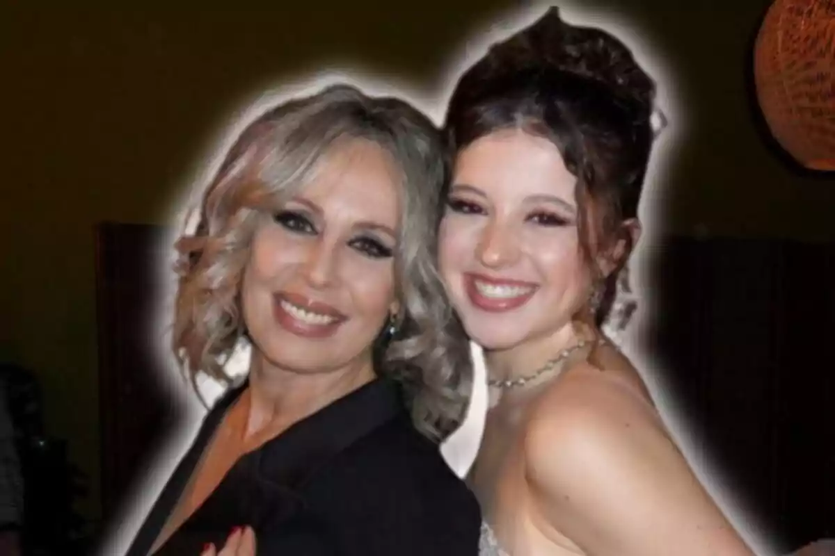 Captura de Miriam Diíaz-Aroca i María Grant somrient i mirant a càmera en primer pla