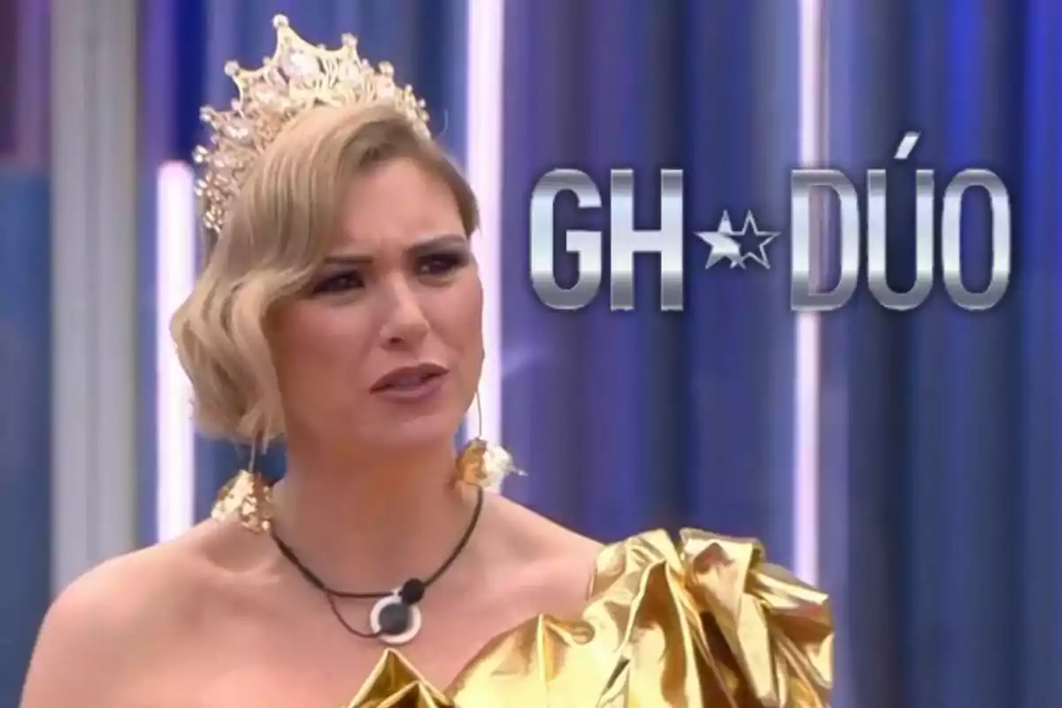 María Jesús Ruiz con una corona y un vestido dorado aparece en un programa llamado "GH DÚO".