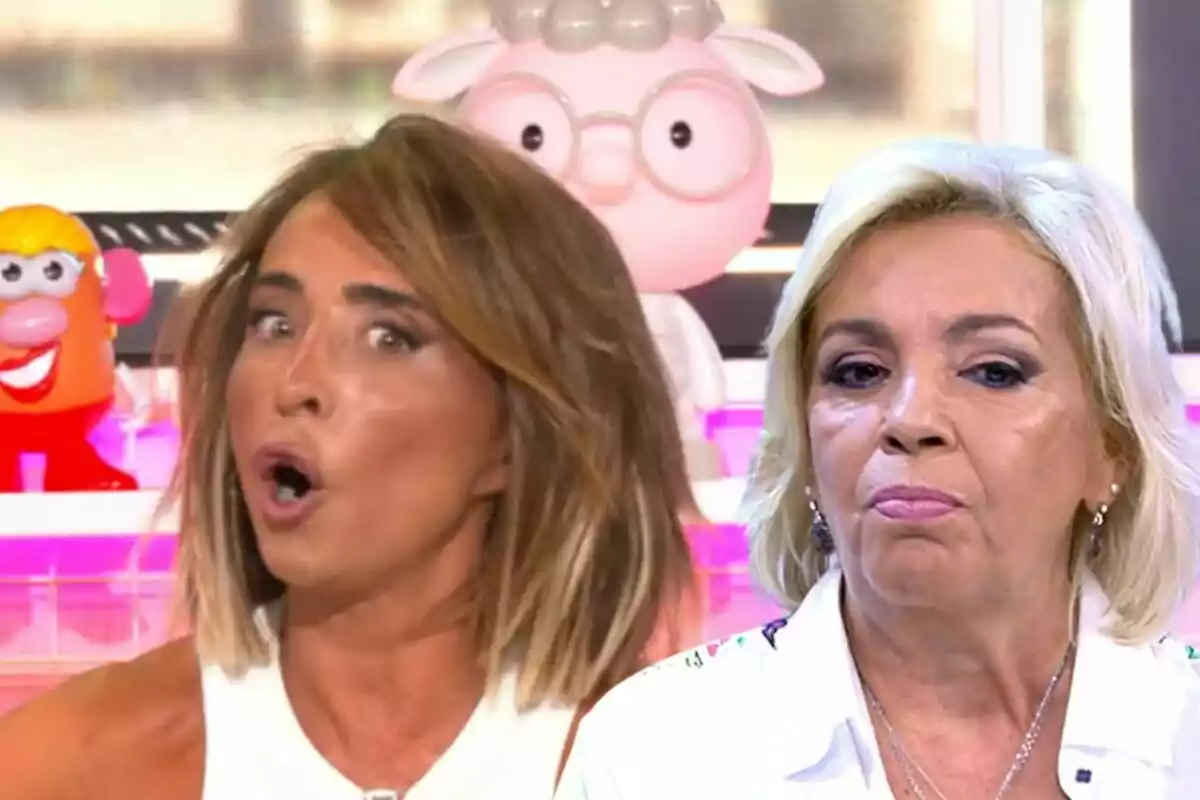 María Patiño i Carmen Borrego en un programa de televisió amb figures de joguina al fons.