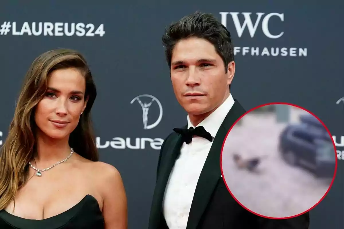 María Pombo i Pablo Castellano elegantment vestits posen en un esdeveniment amb un fons que mostra el hashtag LAUREUS24 i logotips de marques, mentre que a la cantonada inferior dreta hi ha un cercle vermell que destaca una imatge borrosa d'un cotxe i una persona a terra.