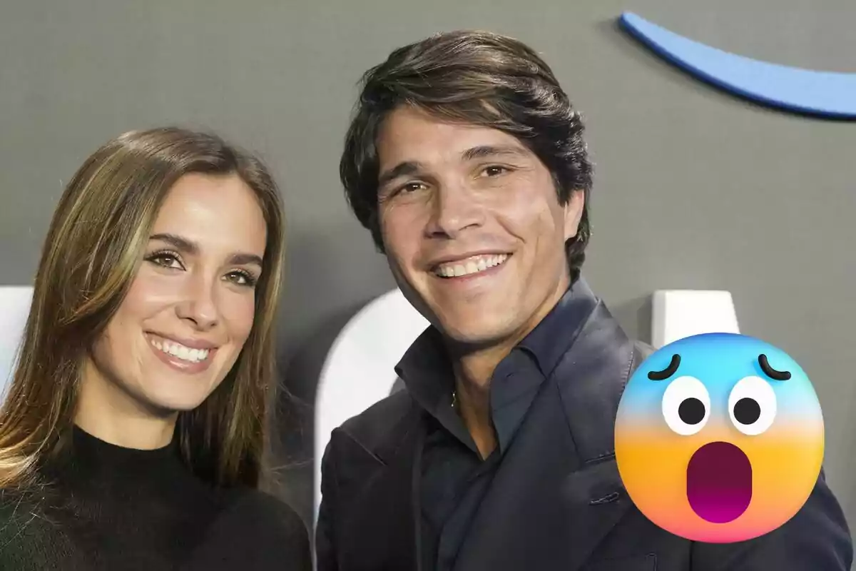 A smiling María Pombo and Pablo Castellano pose together in front of a camera, with a surprised emoji in the lower right corner.