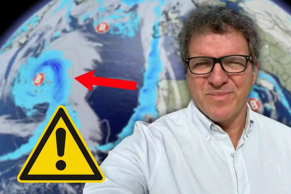 Un home amb ulleres i camisa blanca és davant d'un mapa meteorològic que mostra un sistema de tempestes amb un símbol d'advertència i una fletxa vermella.