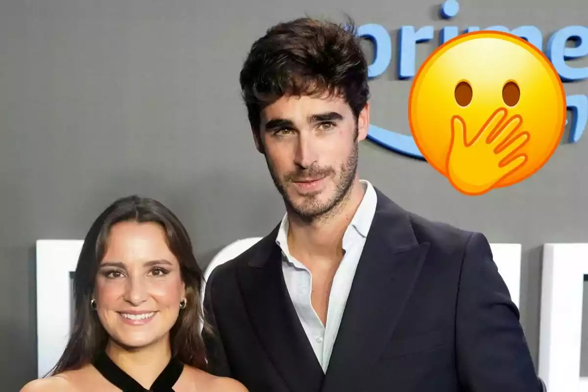 Marta Pombo i Luis Zamalloa posant juntes en un esdeveniment amb un emoji de sorpresa cobrint part de la imatge.