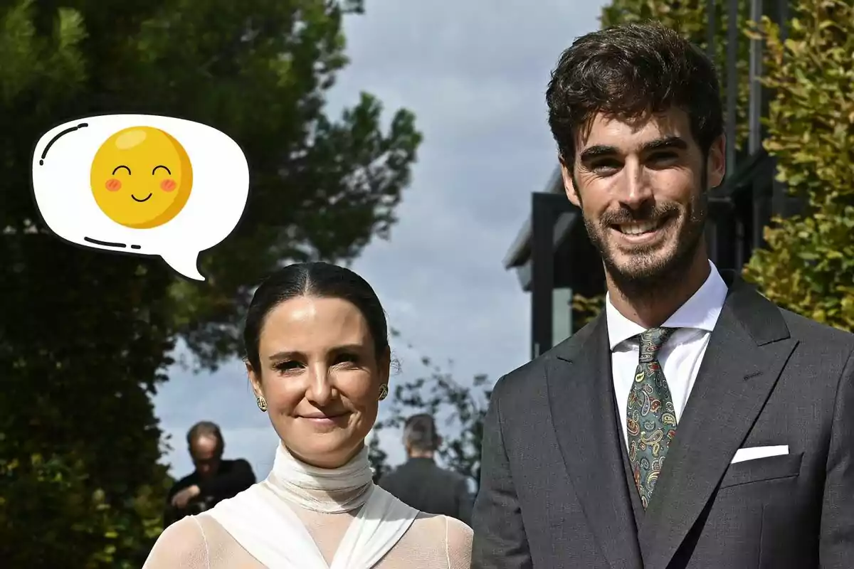 Marta Pombo i Luis Zamalloa somrient posant a l'aire lliure, amb un emoji de cara somrient en un globus de diàleg sobre la dona.