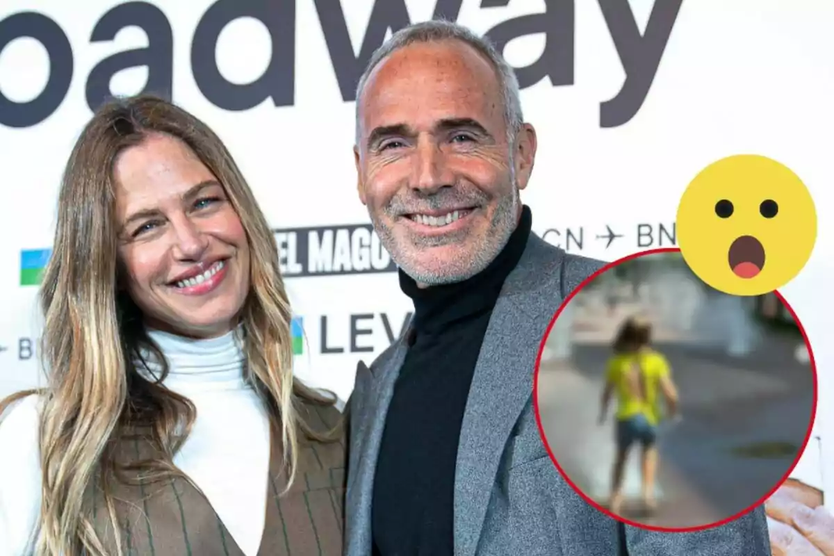 Martina Klein i Alex Corretja somrient posa davant d'un cartell amb la paraula "broadway" mentre una imatge borrosa d'una persona amb samarreta groga i pantalons curts apareix en un cercle amb un emoji sorprès.