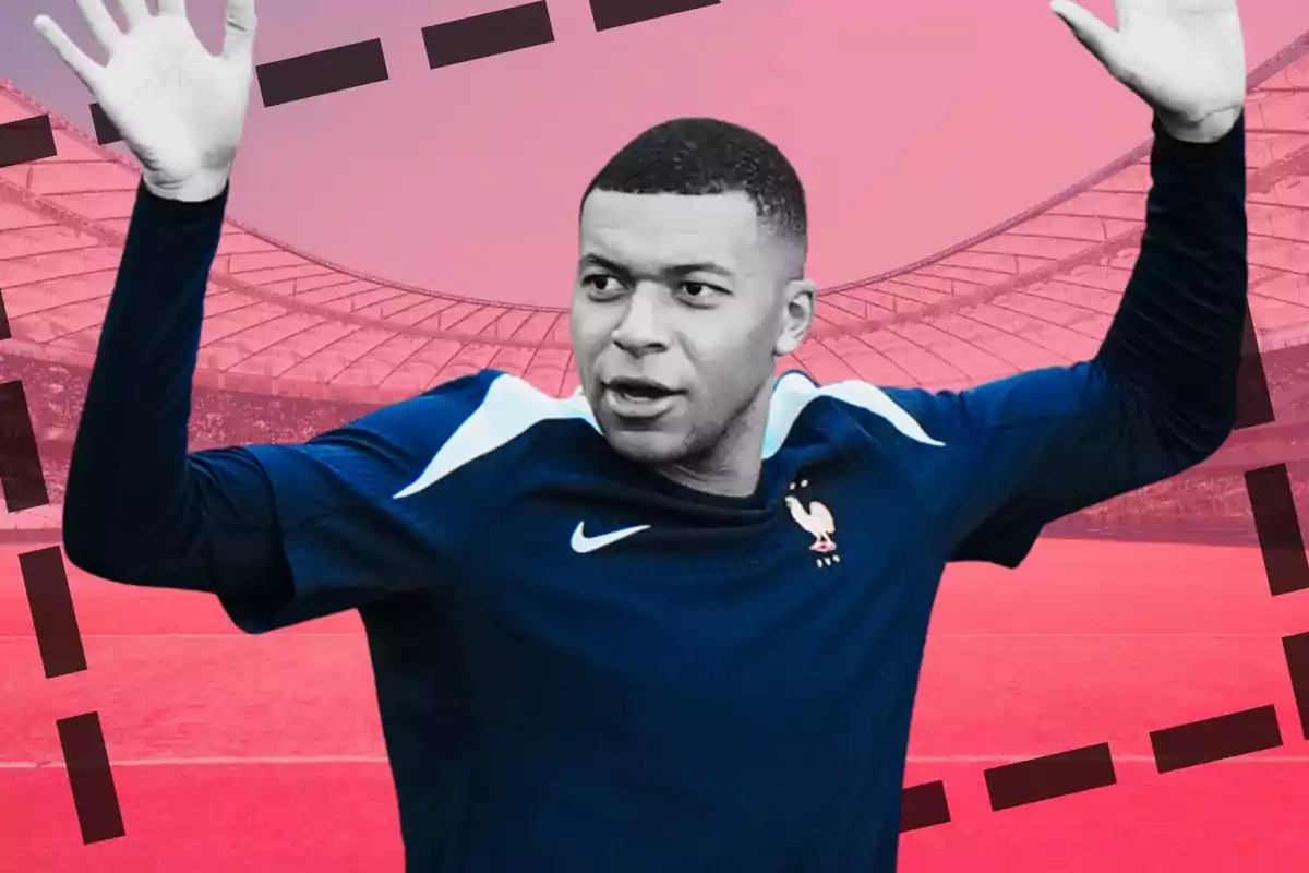 Mbappé amb la samarreta de la selecció francesa aixeca les mans en un estadi amb fons rosat.