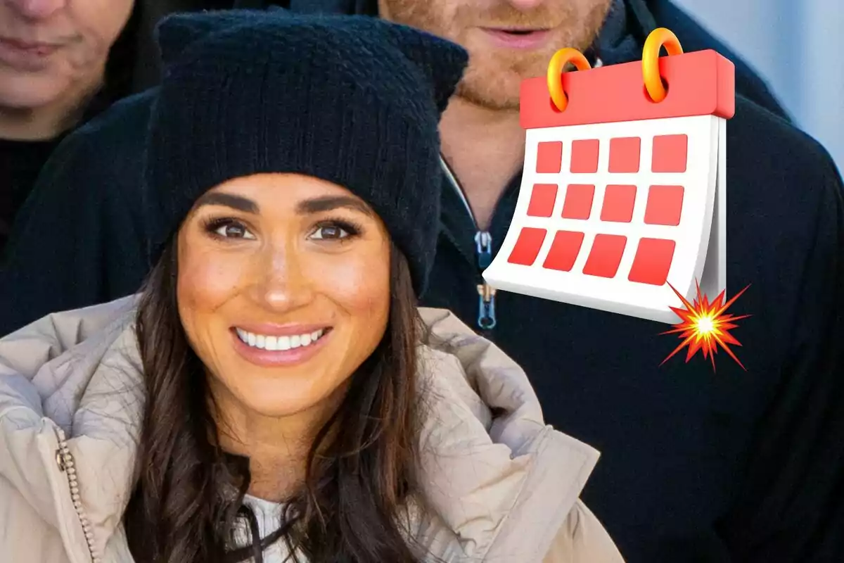 Meghan Markle sonriente con un gorro negro y un calendario ilustrado al lado.