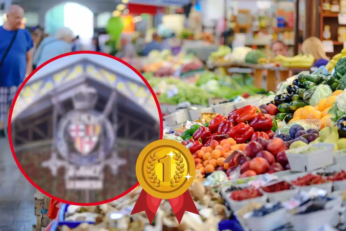 Muntatge amb una parada de fruites i verdures a un mercat, un cercle amb l'exterior de la Boquería de Barcelona i una medalla de primer premi