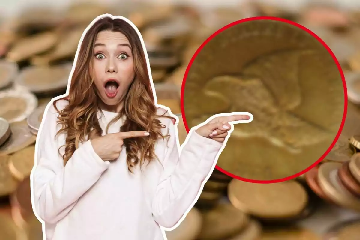 Una mujer sorprendida señala hacia un círculo rojo que destaca una moneda con un diseño de ave.