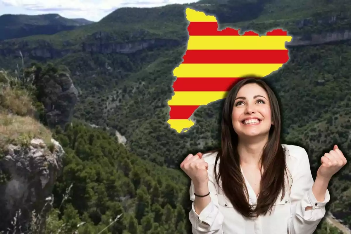 Una dona somrient amb els punys alçats davant d'un paisatge muntanyós, amb un mapa de Catalunya amb la bandera catalana superposat al fons.