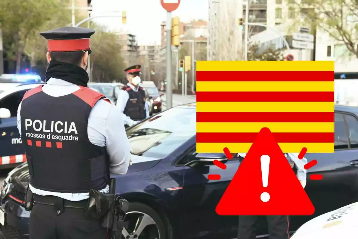 Policies dels Mossos d'Esquadra fent un control de trànsit en un carrer urbà.