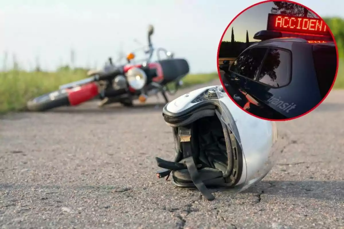 Casc de motocicleta a terra amb una motocicleta caiguda al fons i un requadre que mostra un cotxe de trànsit amb un rètol d'"Accident".