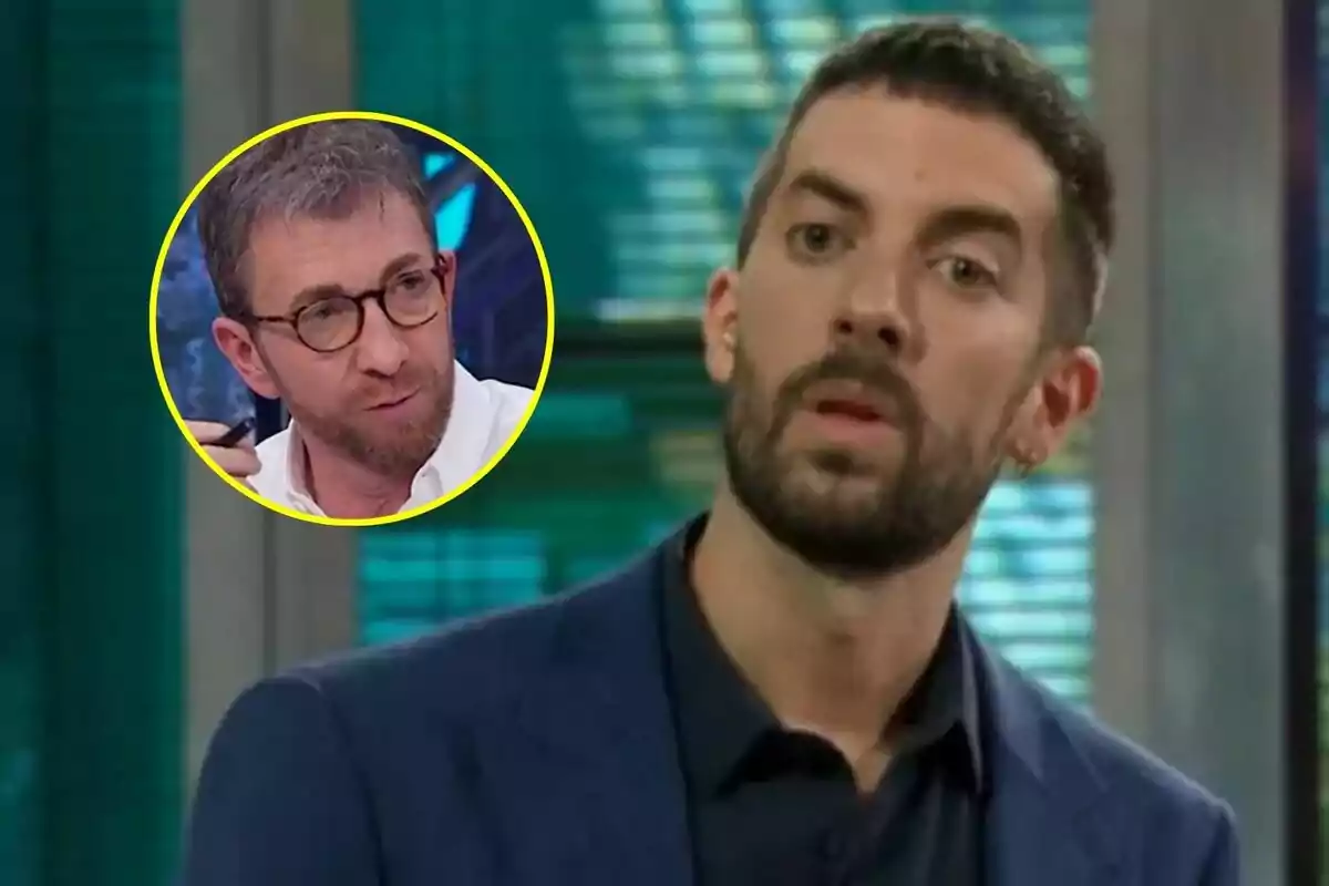 David Broncano amb barba i cabell curt a La Revuelta apareix en primer pla mentre que en un cercle groc es mostra Pablo Motos a El Hormiguero amb ulleres i barba.