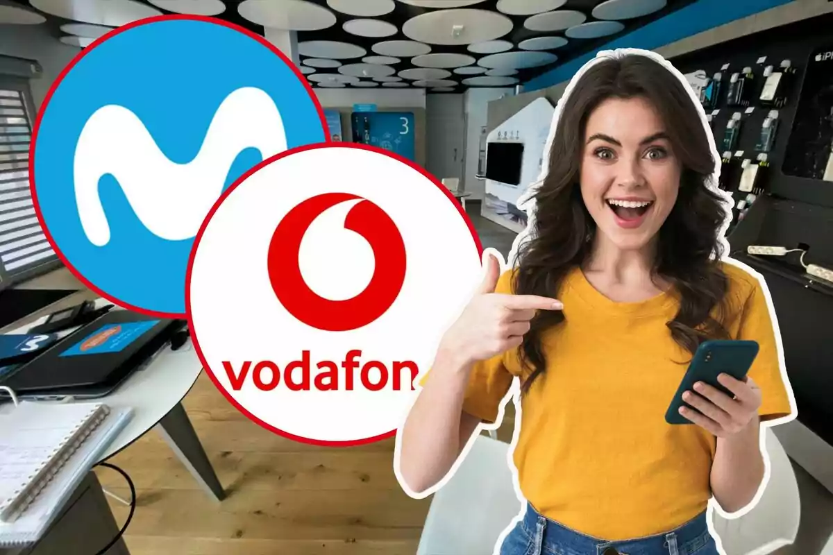 Una dona somrient amb una samarreta groga sosté un telèfon mòbil i assenyala els logotips de Movistar i Vodafone en un entorn d'oficina moderna.