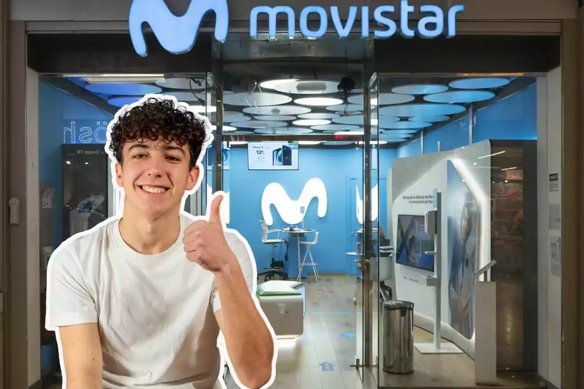 Una botiga de Movistar, i un jove somrient amb el polze enlaire