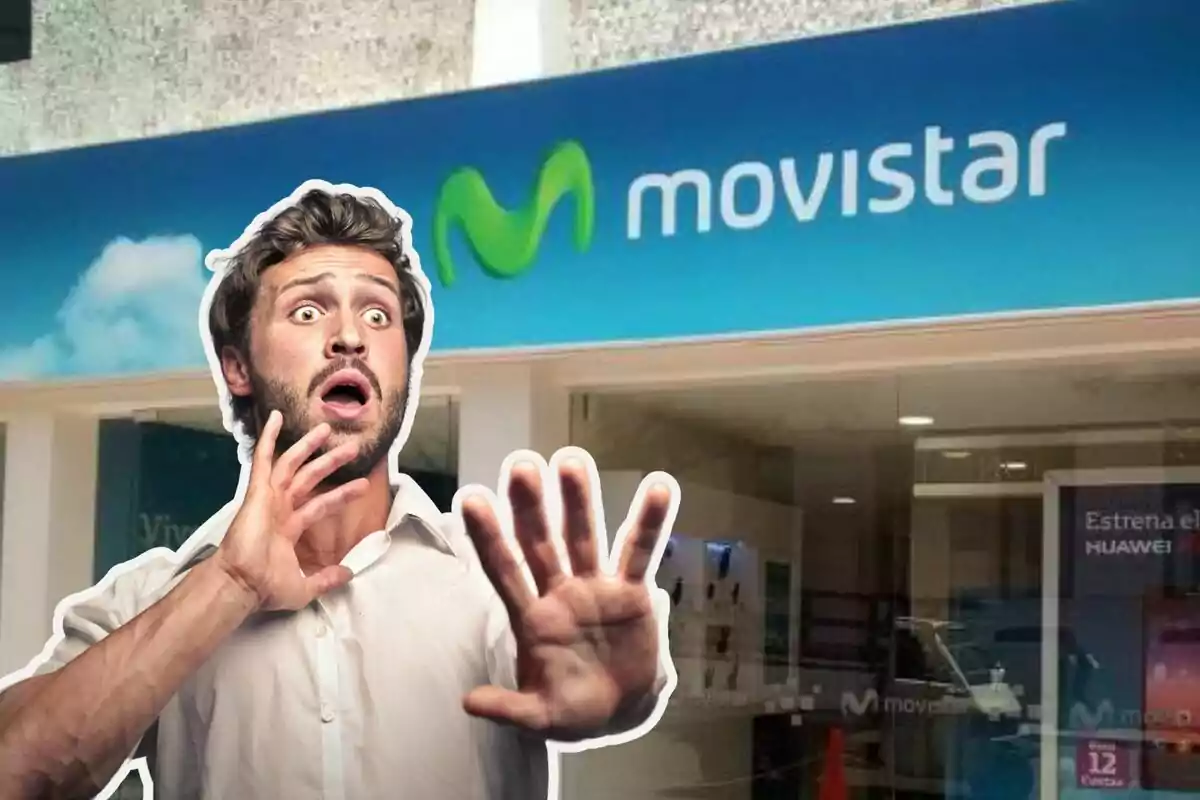 Un home amb expressió de sorpresa davant una botiga de Movistar.