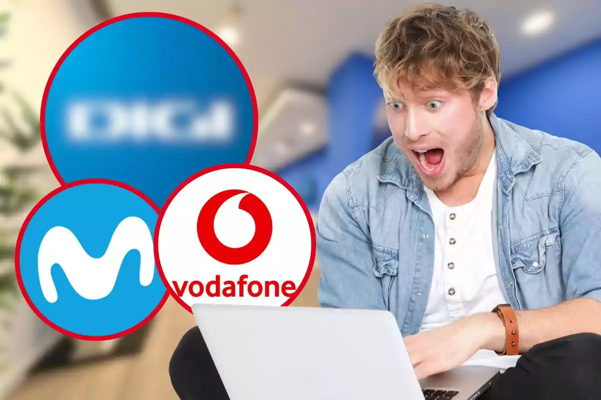 Home sorprès mirant un ordinador portàtil amb logotips de Digi, Movistar i Vodafone al fons.