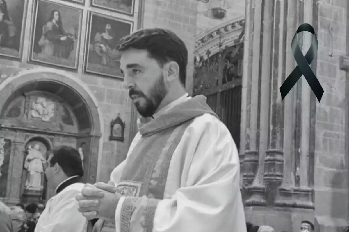 Un sacerdot en una església amb un llaç negre en senyal de dol.