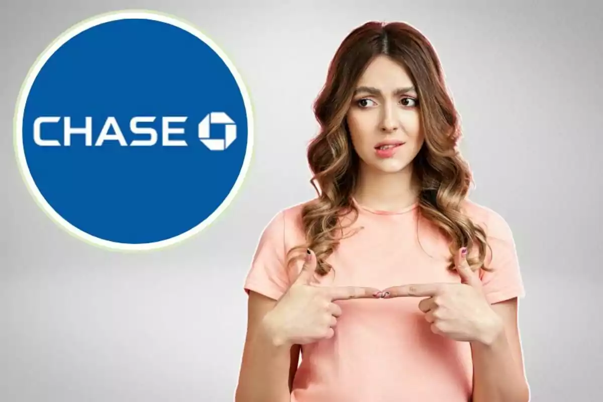 Mujer con expresión de confusión señalando hacia un logotipo azul de Chase.