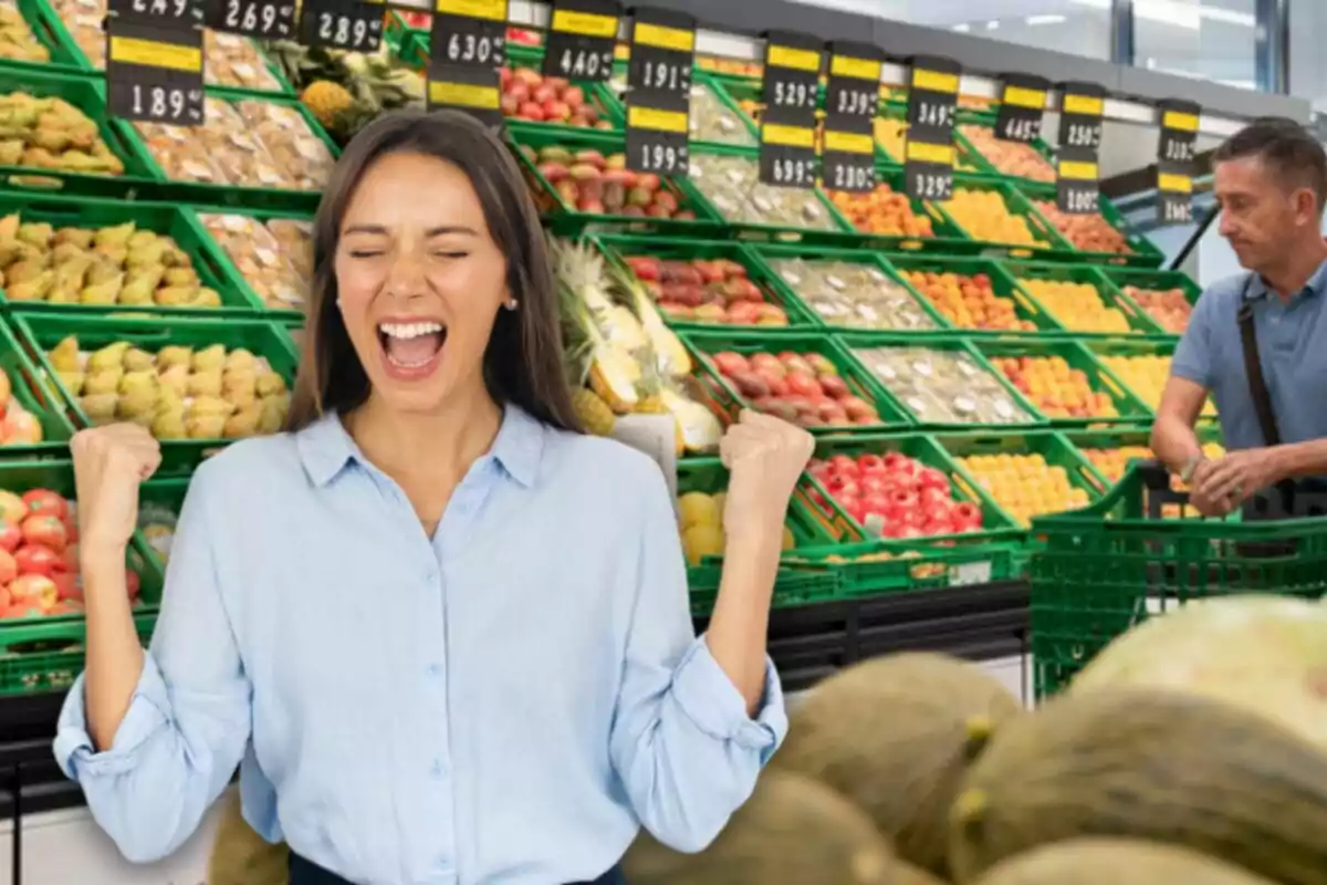 Mujer joven sonriente y emocionada en la sección de frutas de un supermercado con un hombre comprando al fondo