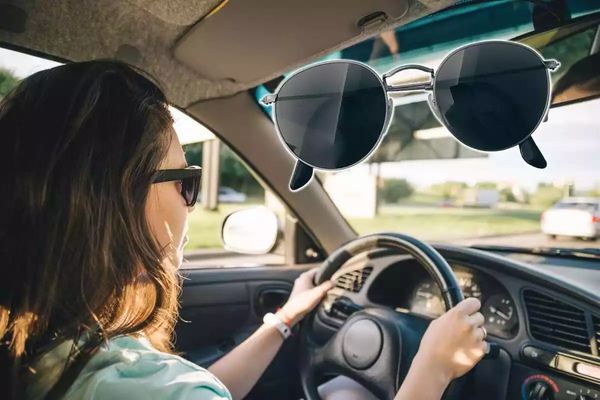 Muntatge d'una dona conduint i unes ulleres de sol