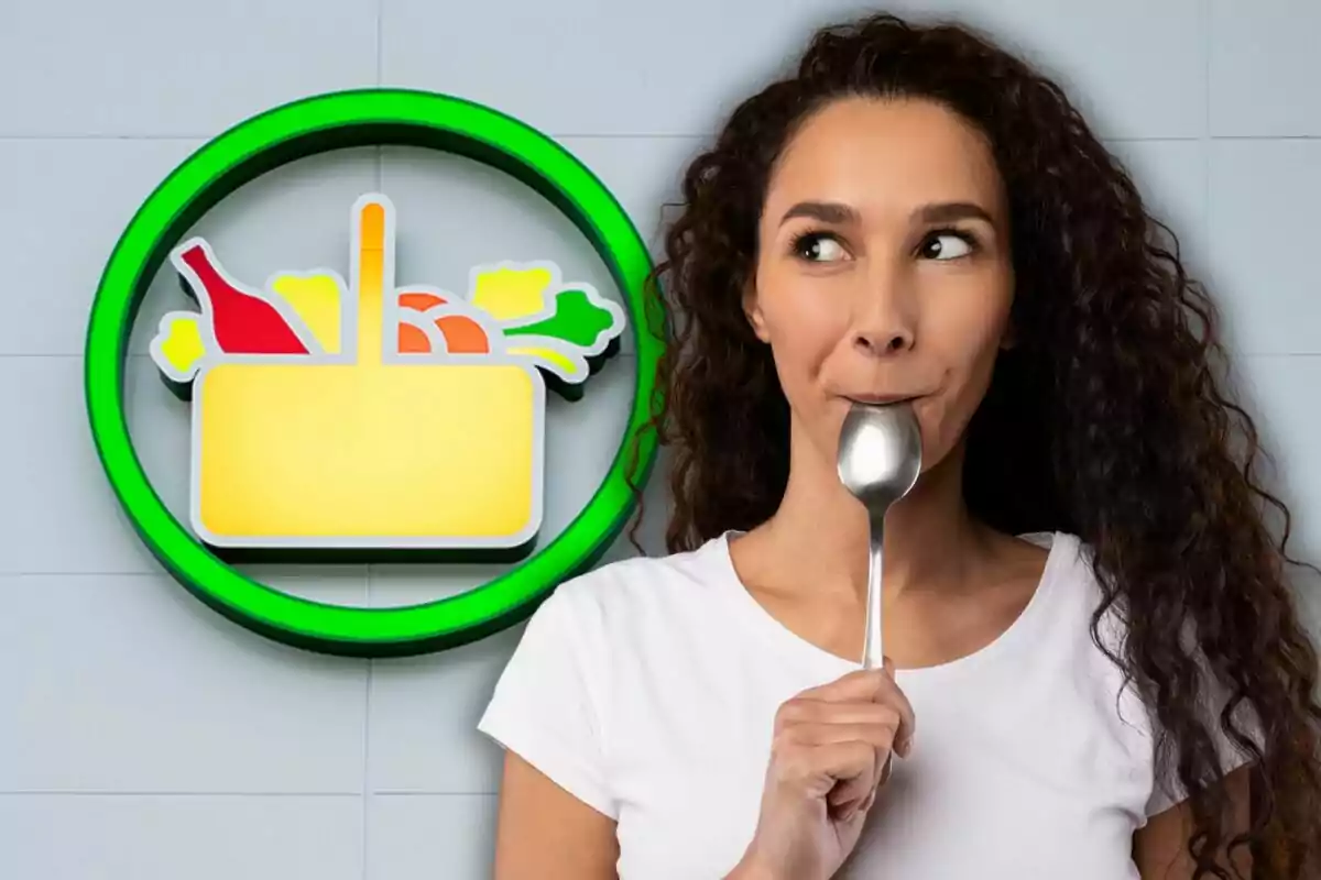 Dona amb una cullera a la boca davant d'un logotip de supermercat amb un cercle verd i una cistella d'aliments.