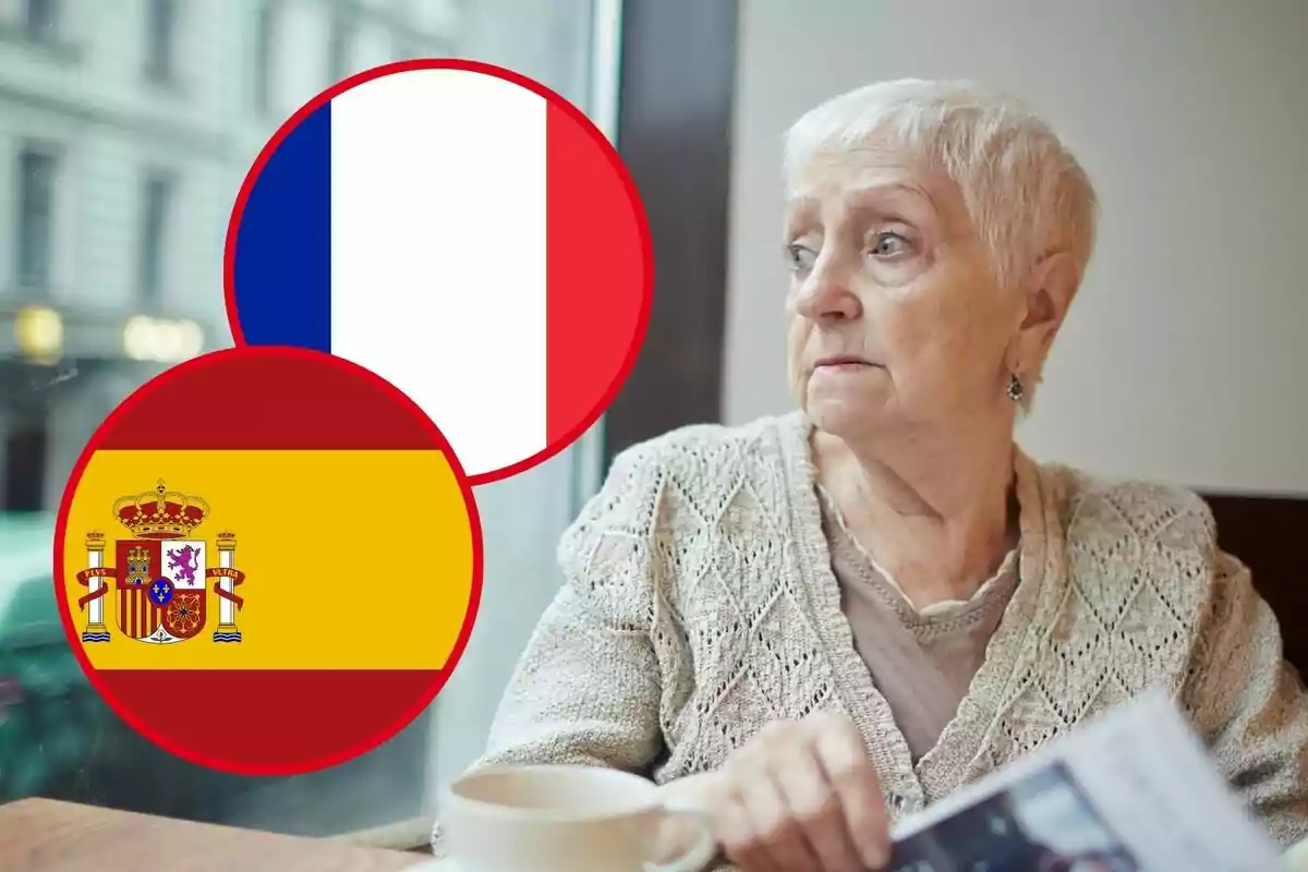 Dona major asseguda al costat d'una finestra amb les banderes de França i Espanya superposades a la imatge.