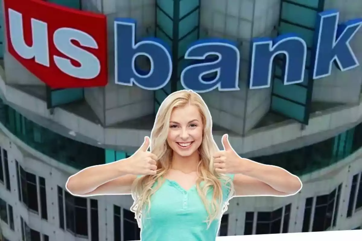 Una mujer sonriente con pulgares arriba frente a un edificio con el logo de un banco.