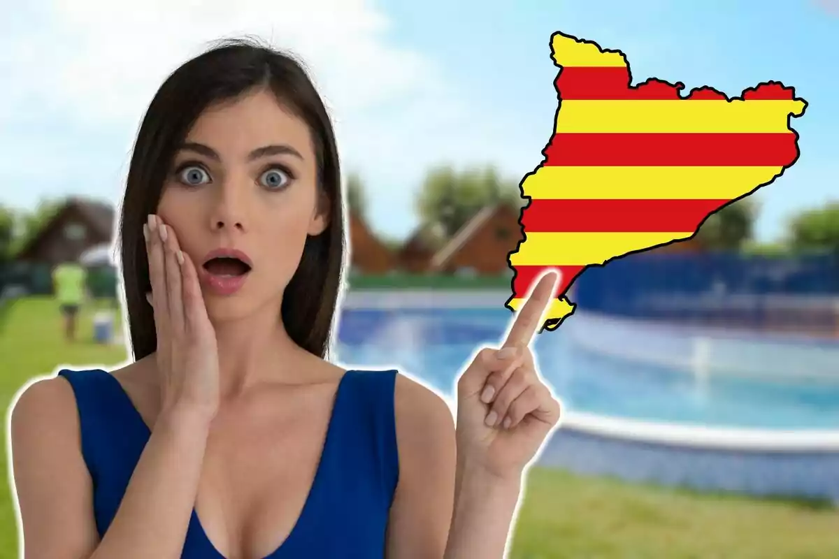 Dona sorpresa amb vestit blau assenyalant un mapa de Catalunya amb fons de piscina i cases.