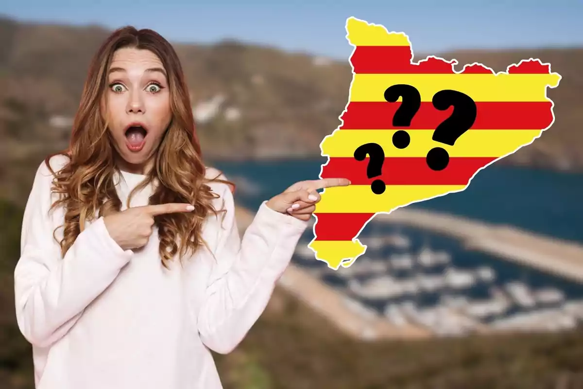 Dona sorpresa assenyalant un mapa amb els colors de la bandera catalana i els signes d'interrogació.