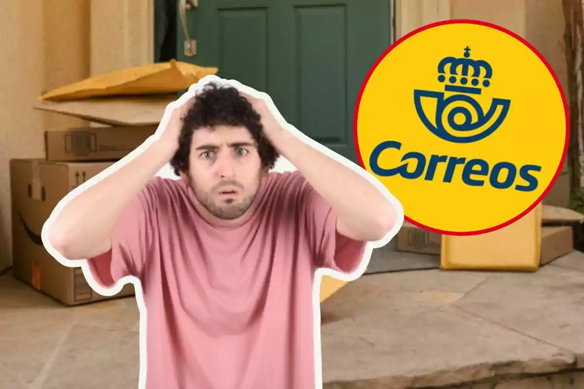 Home amb expressió de preocupació davant d'una porta amb paquets i el logo de Correus.