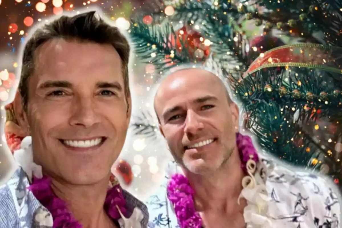 Jesús Vázquez y Roberto Cortés sonrientes con collares de flores frente a un fondo festivo con luces y un árbol decorado.