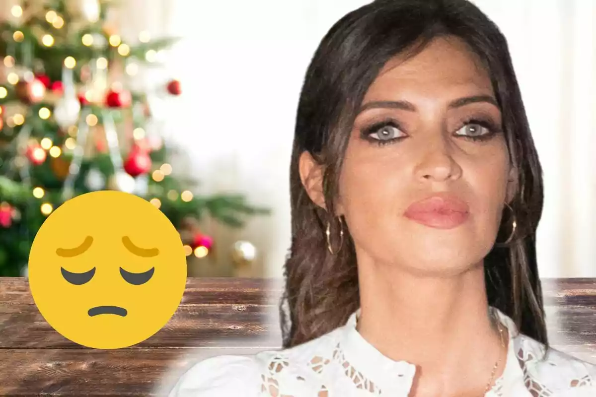 Sara Carbonero amb expressió seriosa amb un emoji trist i un arbre de Nadal desenfocat al fons.