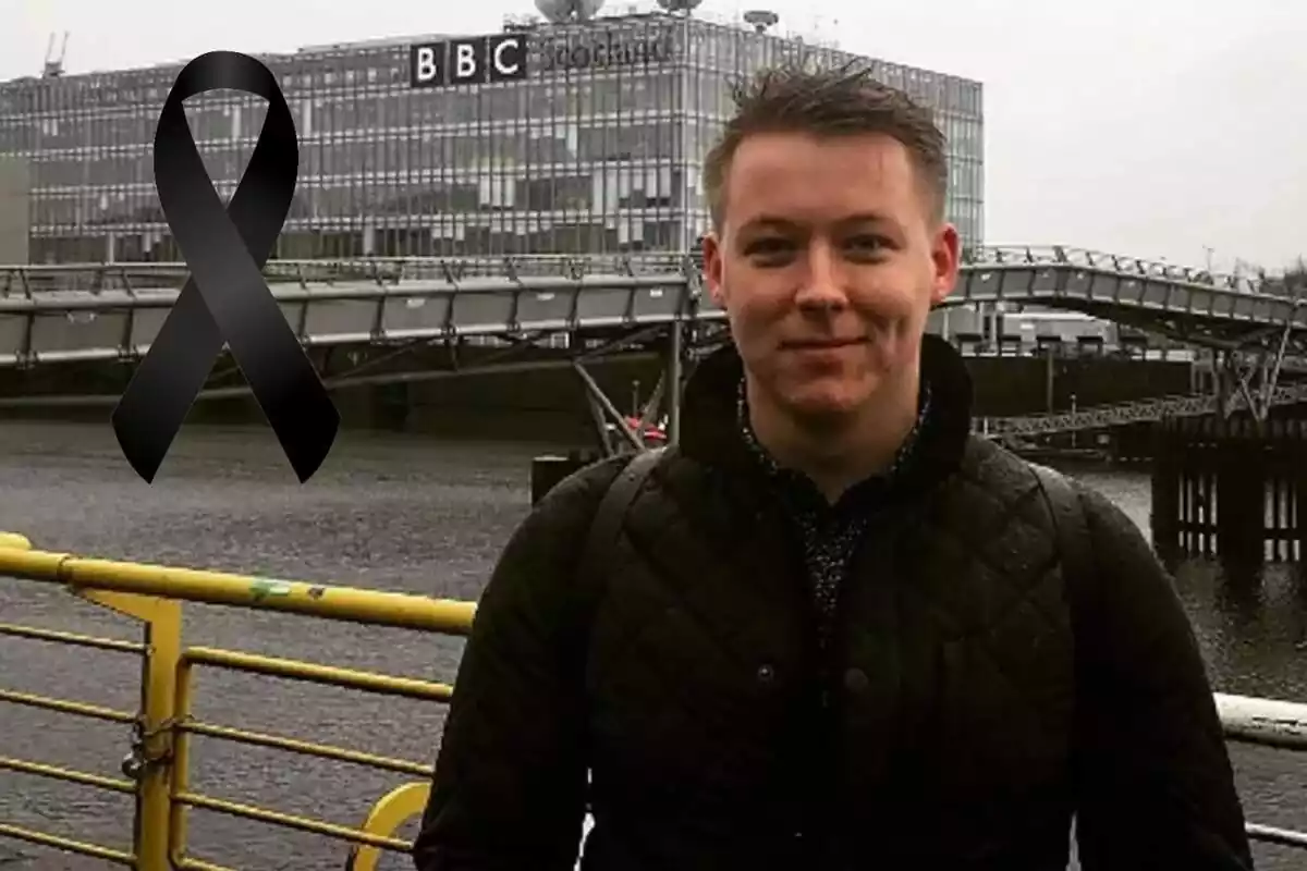 Muntatge de Nick Sheridan, periodista de la BBC, i un llaç negre