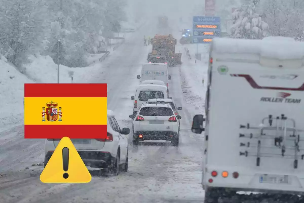 Carretera nevada en España con tráfico detenido y vehículos cubiertos de nieve.