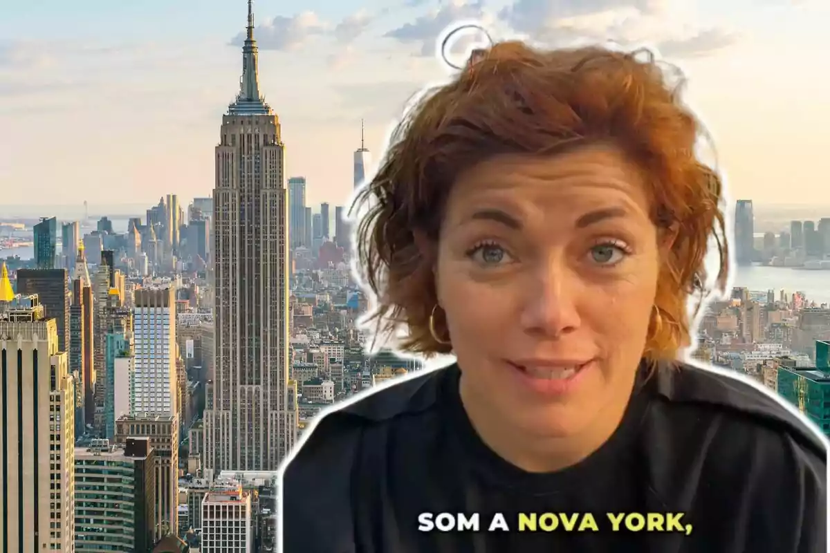 Una dona davant de l'skyline de Nova York amb l'Empire State Building al fons i el text "SOM A NOVA YORK," a la part inferior.