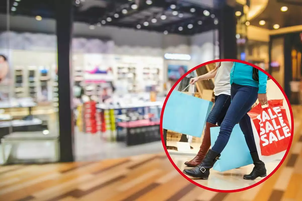 Personas caminando en un centro comercial con bolsas de compras en las manos.