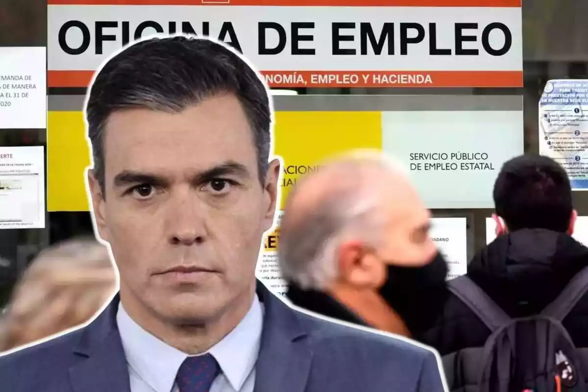 Muntatge amb una oficina d'ocupació de fons amb gent passant per davant i la cara seriosa del president Pedro Sánchez