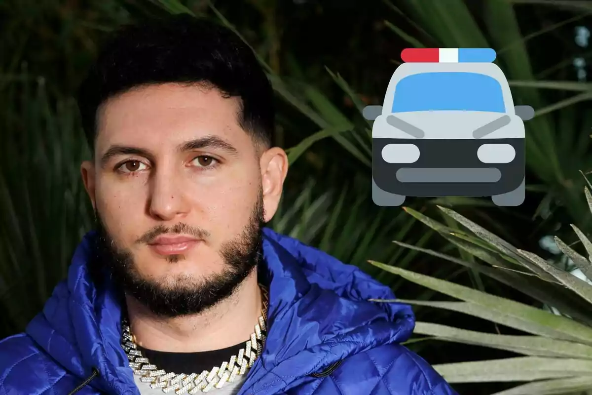 Muntatge d'Omar Montes seriós amb abric blau i un cotxe de policia