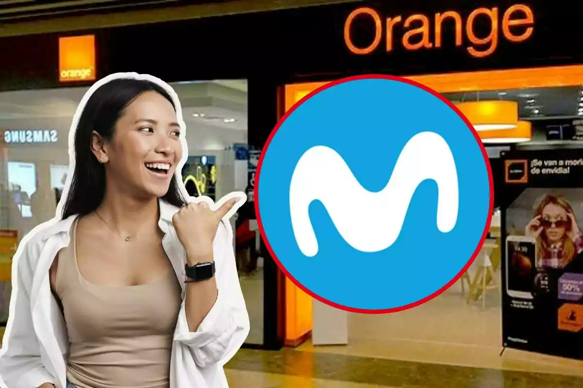 Una dona somrient assenyala cap a un logotip blau amb una "M" blanca davant d'una botiga d'Orange.