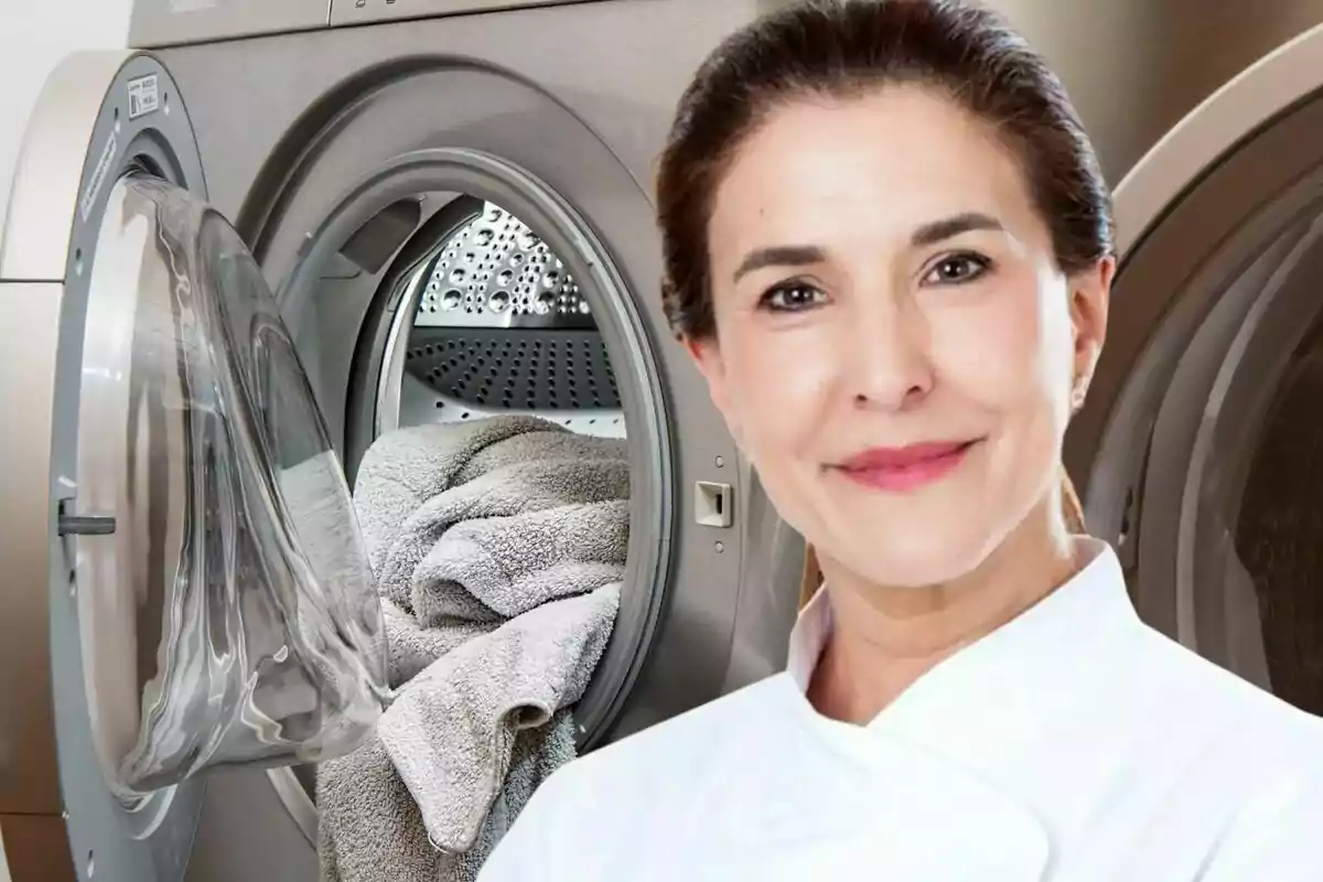 Una mujer sonriente frente a una lavadora abierta con toallas en su interior.