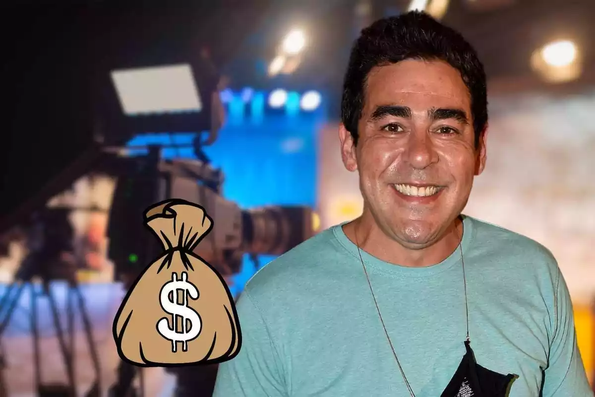 Muntatge de Pablo Chiapella somrient amb roba casual sobre un fons d'un plató de televisió i un sac de diners al costat