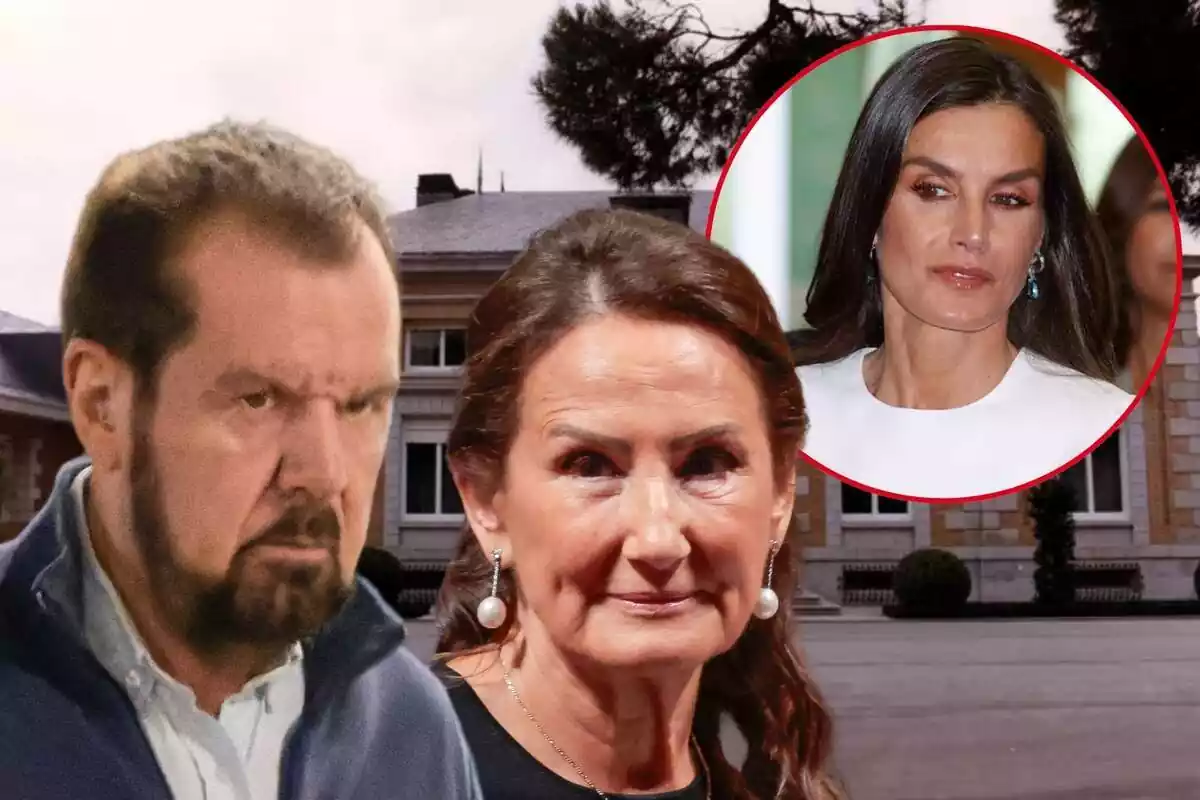 Muntatge del palau de la Zarzuela darrere, Jesús Ortiz seriós, Paloma Rocasolano somrient amb arracades de perles i Letizia amb rostre neutre mirant de banda