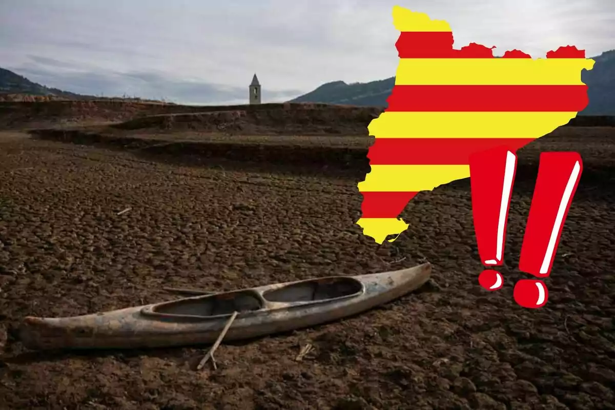 Una canoa abandonada en un terreny sec amb torre al fons i un mapa de Catalunya amb signes d'exclamació vermells superposats.