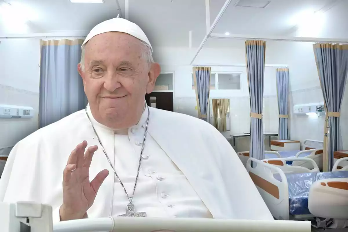 Una persona vestida de blanc en un entorn que sembla ser una sala d'hospital.